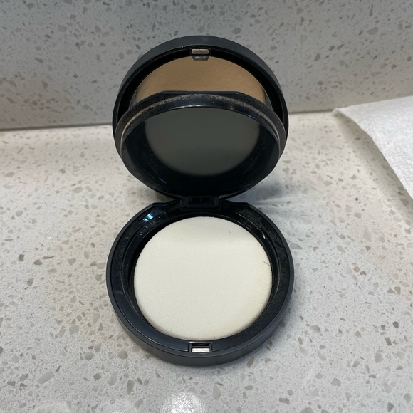 bareMinerals - BAREPRO Powder Foundation - Picture 3 of 4